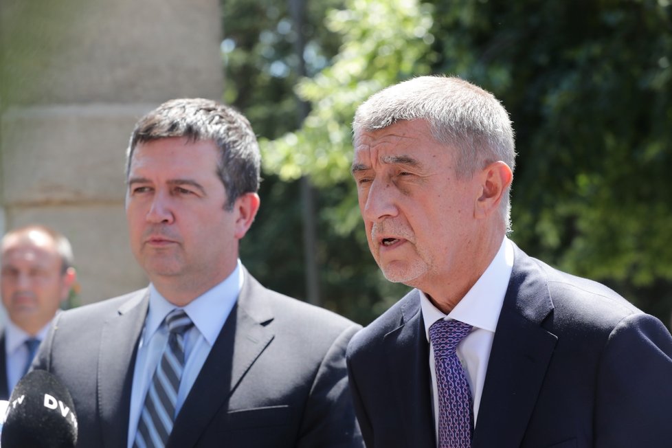 Schůzka v Lánech: Jan Hamáček (ČSSD, vlevo) a Andrej Babiš (ANO, 4. 7. 2019)