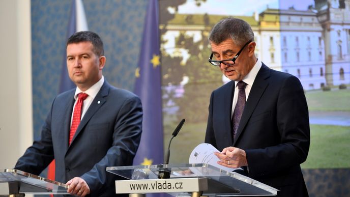 První tisková konference nové vlády: Premiér Andrej Babiš (ANO) a 1. vicepremiér Jan Hamáček (ČSSD)