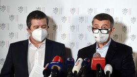 Premiér Andrej Babiš (ANO, vpravo) a první místopředseda vlády Jan Hamáček (ČSSD) na mimořádné tiskové konferenci (17. 4. 2021)