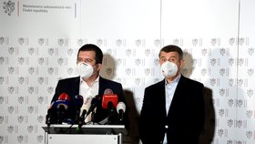 Premiér Andrej Babiš (ANO, vpravo) a první místopředseda vlády Jan Hamáček (ČSSD) na mimořádné tiskové konferenci (17. 4. 2021)