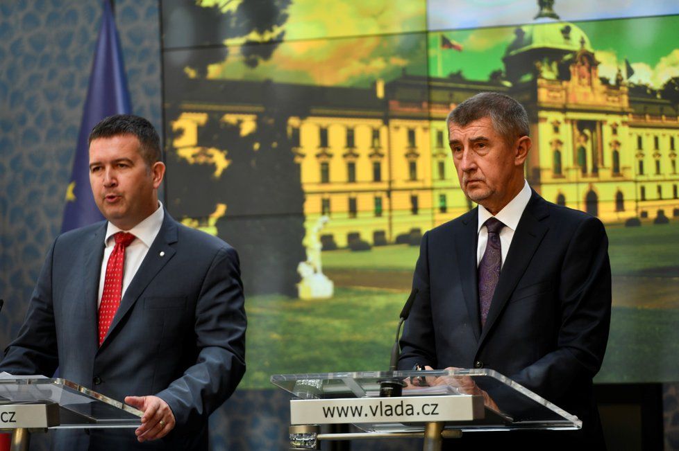 Premiér Andrej Babiš a vicepremiér Jan Hamáček na tiskové konferenci