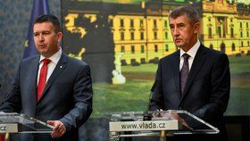 Premiér Andrej Babiš a vicepremiér Jan Hamáček na konci června na první tiskové konferenci nově vzniklé vlády (27. 6. 2018)