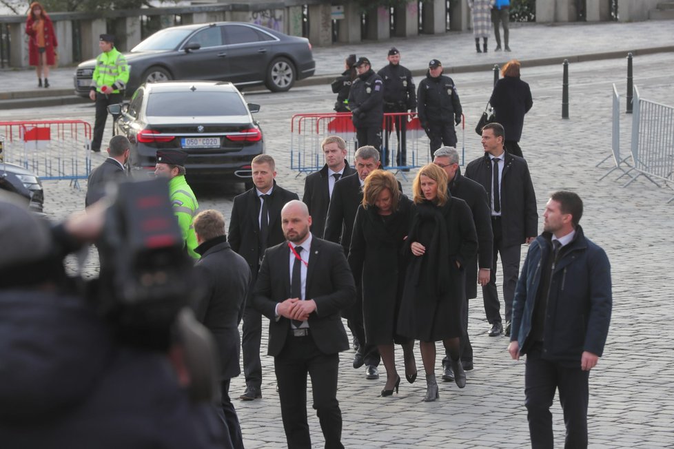 Premiér Andrej Babiš a členové vlády před budovou pražského Rudolfina, kde se uskutečnil smuteční akce k uctění památky zesnulého šéfa Senátu Jaroslava Kubery (3. 2. 2020)