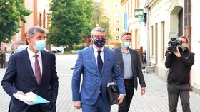Premiér Andrej Babiš (ANO) a ministr průmyslu a dopravy Karel Havlíček (za ANO) byli místo mimořádné schůze Sněmovny na návštěvě Sokolova. (4. 6. 2020)
