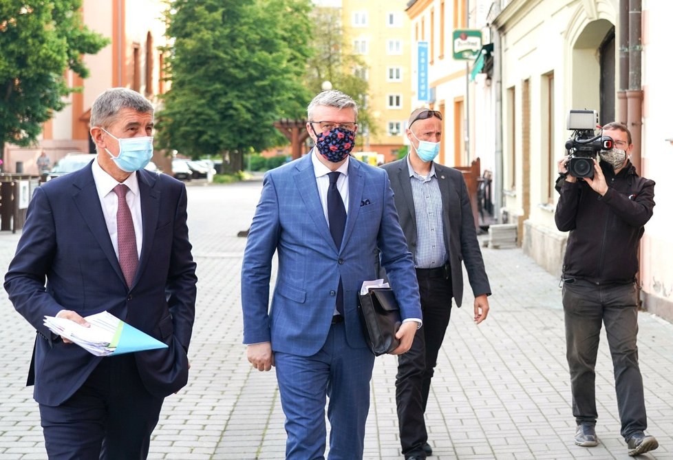 Premiér Andrej Babiš (ANO) a ministr průmyslu a dopravy Karel Havlíček (za ANO) byli místo mimořádné schůze Sněmovny na návštěvě Sokolova. (4. 6. 2020)