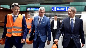 Premiér Andrej Babiš a ministr dopravy Karel Havlíček s ředitelem Správy železnic Jiřím Svobodou