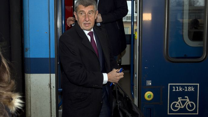 Premiér Andrej Babiš a ministr průmyslu i dopravy Karel Havlíček pro cestu do Benešova zvolili vlak.