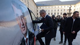 Andrej Babiš se po schůzce na Hradě dlouho nevyjadřoval (12. 11. 2025).