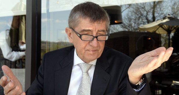 Ministr financí Andrej Babiš odmítá, že by kontrola souvisela s nápisy na výloze.