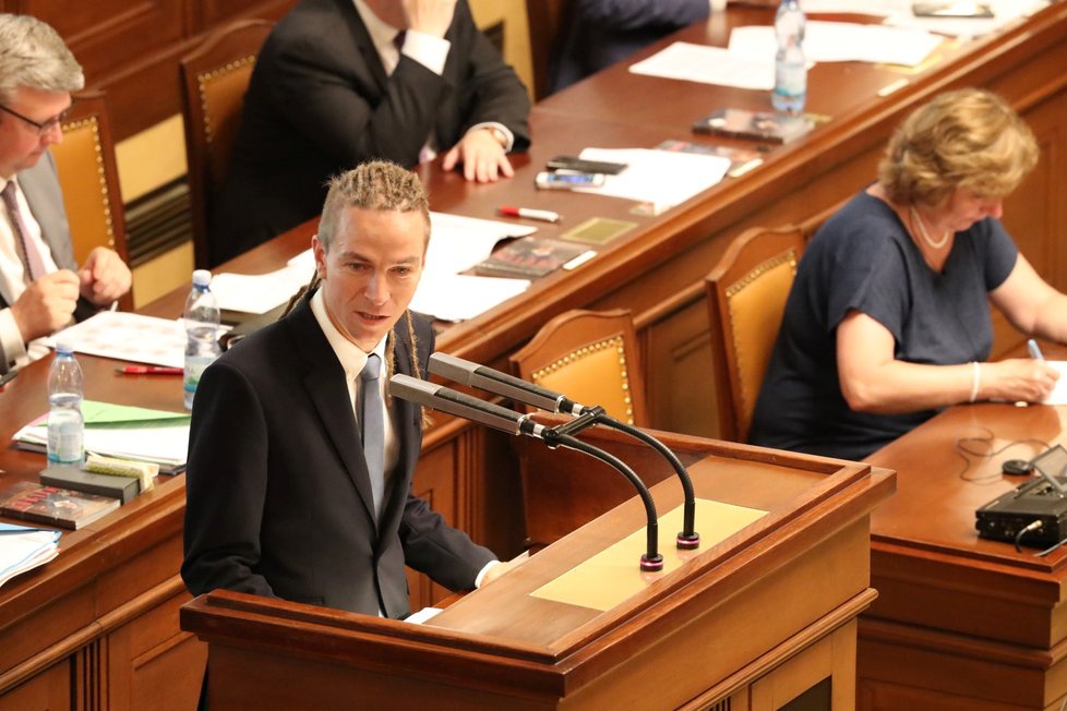 Předseda Pirátské strany Ivan Bartoš během jednání o nedůvěře vlády (26.06.2019)