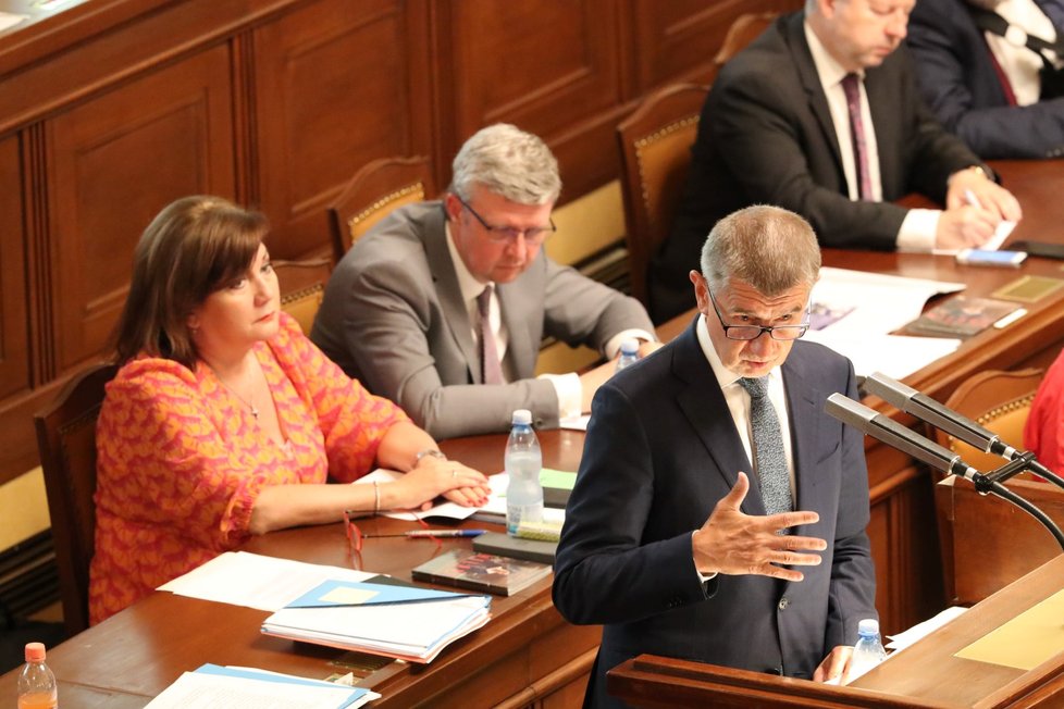 Ministryně financí Alena Schillerová (za ANO) a Andrej Babiš (ANO) během jednání o nedůvěře vlády  (26.06.2019)