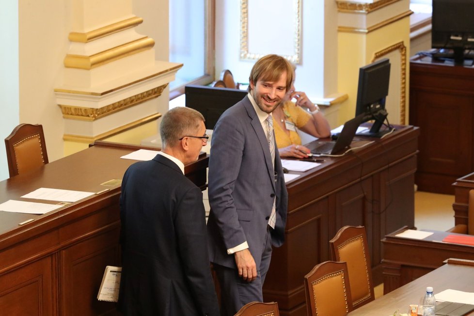 Ministr zdravotnictví Adam Vojtěch (za ANO) a předseda vlády Andrej Babiš (ANO) během jednání o nedůvěře vlády (26.06.2019)