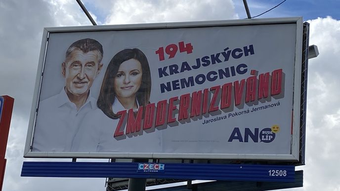 Volební billboard ANO a nesmysl s počtem krajských nemocnic