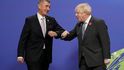 Expremiéři Česka a Británie Andrej Babiš a Boris Johnson na loňském klimatickém summitu v Glasgow