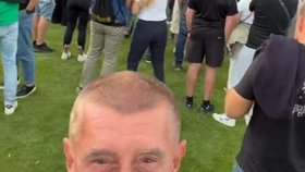 „To si fakt, lásko, nechám na doma.“ Juchelka zazpíval Babišovi, Lysou horu vyměnili za Havířov