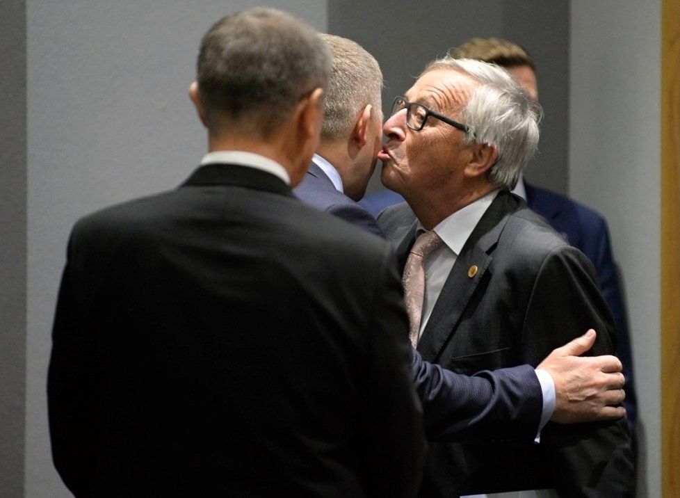 Předseda Evropské komise Jean-Claude Juncker vítal slovenského premiéra Roberta Fica polibkem, českému šéfovi vlády Andrej Babišovi podal ruku.