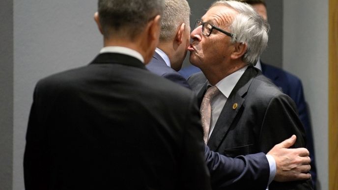 Předseda Evropské komise Jean-Claude Juncker dal českému premiérovi Andreji Babišovi na uvítanou v Bruselu polibek