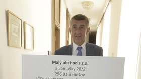 Andrej Babiš přinesl do Poslanecké sněmovny obří účtenku. Má ukázat, jaké údaje dostane finanční úřad
