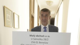 Andrej Babiš přinesl do Poslanecké sněmovny obří účtenku. Má ukázat, jaké údaje dostane finanční úřad.