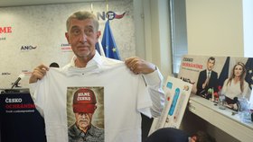 Kromě čepic nechalo ANO vyrobit také trička s premiérem Andrejem Babišm (2. 5. 2019)