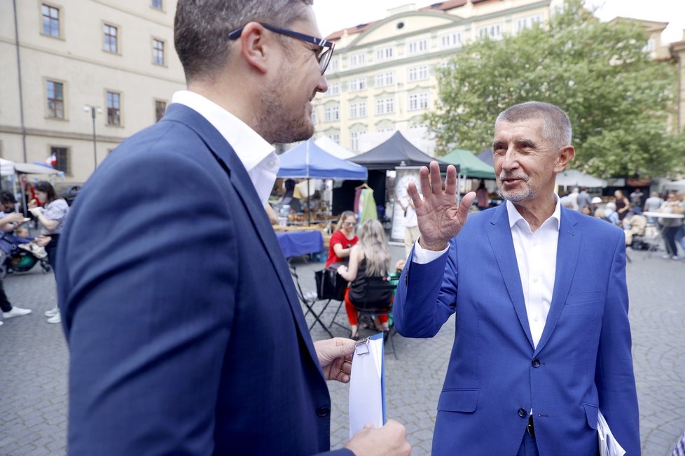 Expremiér Andrej Babiš (ANO) tasil v kampani obytňák a koláčky.