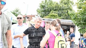 Premiéra Andreje Babiše trefilo na mítinku v Průhonicích vajíčko (7. 8. 2021)