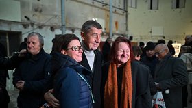 Premiér Andrej Babiš se v Karlových Varech u příležitosti zahájení rekonstrukce Císařských lázní fotil se svými voliči (14.12.2019)