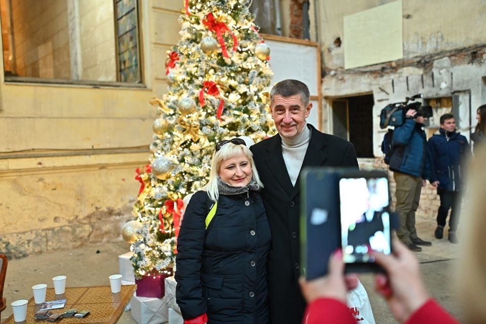 Premiér Andrej Babiš se v Karlových Varech u příležitosti zahájení rekonstrukce Císařských lázní fotil se svými voliči. (14.12.2019)