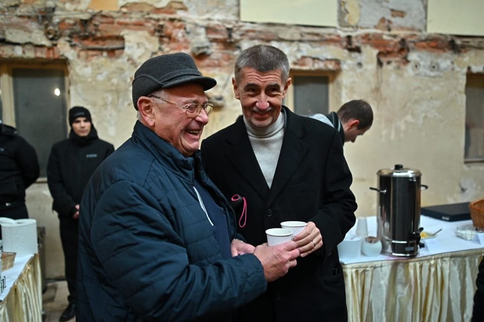 Premiér Andrej Babiš se v Karlových Varech u příležitosti zahájení rekonstrukce Císařských lázní fotil se svými voliči (14.12.2019)