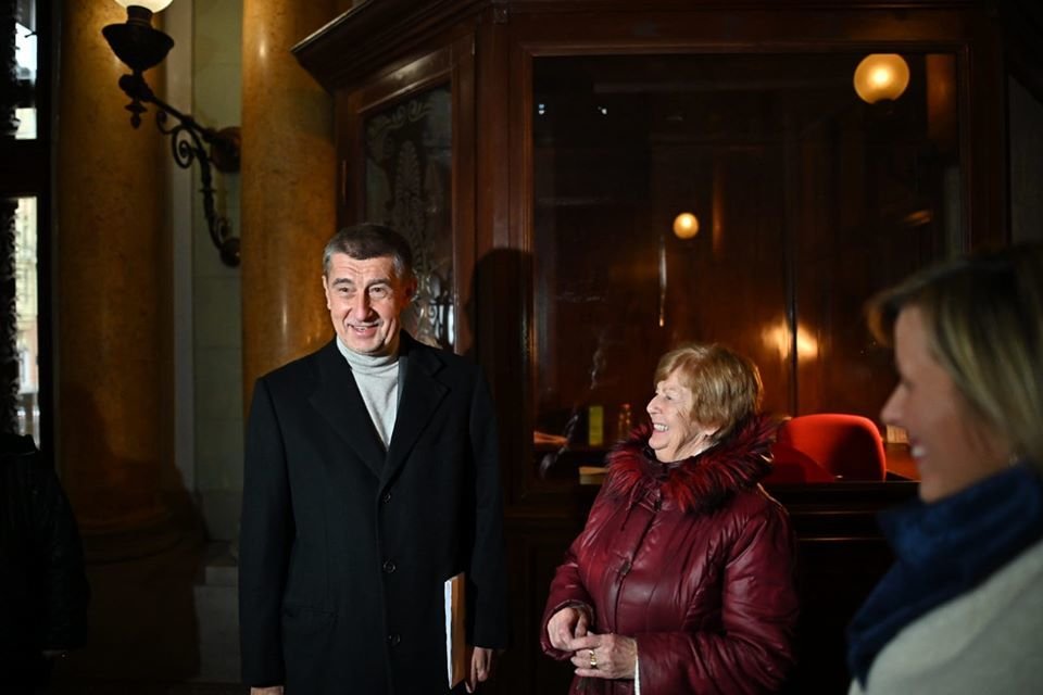 Premiér Andrej Babiš se v Karlových Varech u příležitosti zahájení rekonstrukce Císařských lázní fotil se svými voliči (14.12.2019)