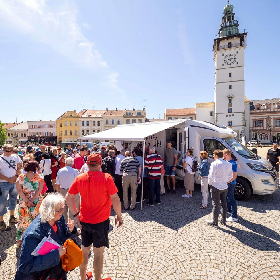 Babiš místo práce rozdával koláčky. Na Vyškově bylo podle něj hezky