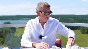 Premiér Andrej Babiš (ANO) ve svém pořadu Čau lidi - jde o lázeňské vydání z Třeboně (5. 7. 2020)