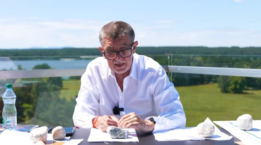 Premiér Andrej Babiš (ANO) ve svém pořadu Čau lidi - jde o lázeňské vydání z Třeboně (5. 7. 2020).