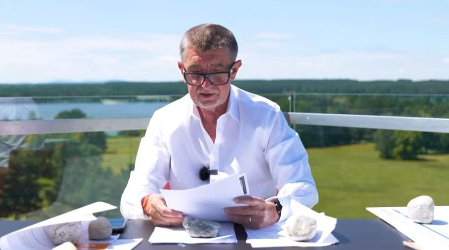 Premiér Andrej Babiš (ANO) ve svém pořadu Čau lidi - jde o lázeňské vydání z Třeboně (5. 7. 2020).