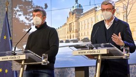 Premiér Andrej Babiš (ANO) a vicepremier Karel Havlíček (za ANO) na tiskové konferenci po mimořádném jednání vlády (14.2.2021)