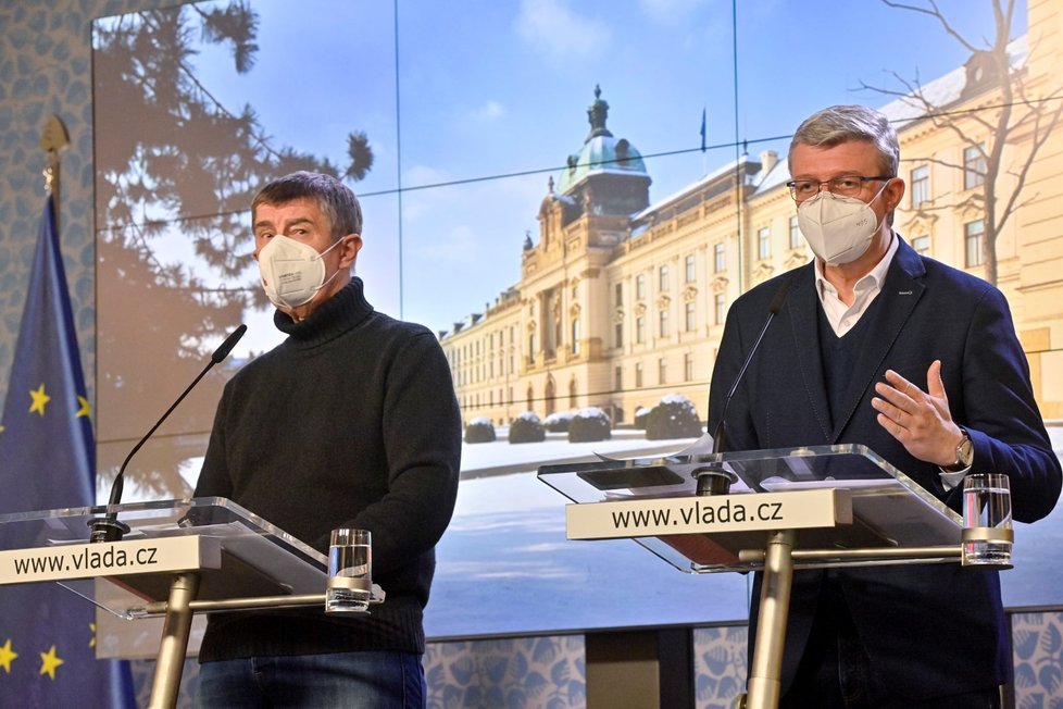 Premiér Andrej Babiš (ANO) a vicepremier Karel Havlíček (za ANO) na tiskové konferenci po mimořádném jednání vlády (14.2.2021)