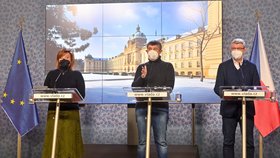 Ministryně financí Alena Schillerová (za ANO), premiér Andrej Babiš (ANO) a vicepremier Karel Havlíček (za ANO) na tiskové konferenci po mimořádném jednání vlády (14.2.2021)