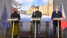 Ministryně financí Alena Schillerová (za ANO), premiér Andrej Babiš (ANO) a vicepremier Karel Havlíček (za ANO) na tiskové konferenci po mimořádném jednání vlády (14.2.2021)