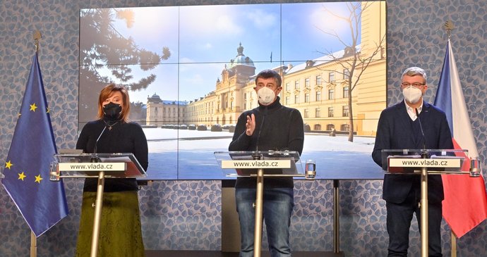 Ministryně financí Alena Schillerová (za ANO), premiér Andrej Babiš (ANO) a vicepremier Karel Havlíček (za ANO) na tiskové konferenci po mimořádném jednání vlády (14.2.2021)