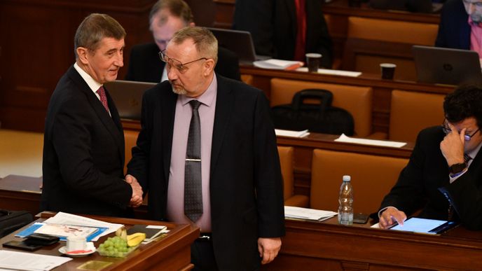 Premiér v demisi Andrej Babiš s předsedou poslaneckého klubu KSČM Pavle Kováčikem
