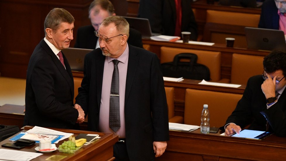 Premiér v demisi Andrej Babiš s předsedou poslaneckého klubu KSČM Pavlem Kováčikem při mimořádné schůzi Sněmovny k personálním čistkám vlády v demisi.