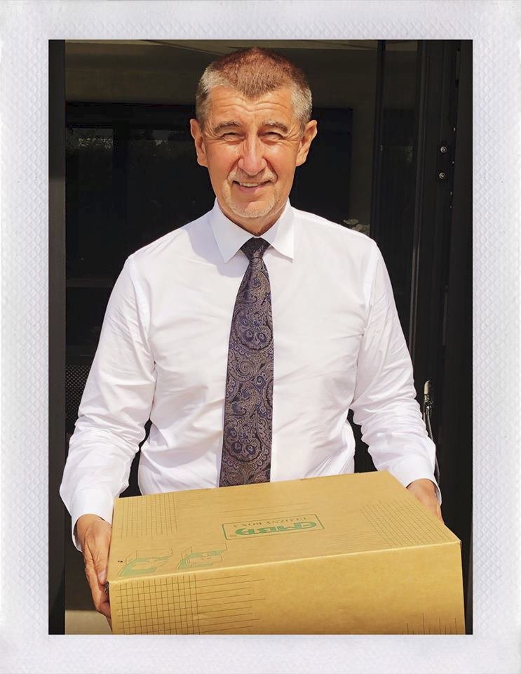 Andrej Babiš s krabicí v ruce vyklízel svou kancelář ve Strakově akademii.  Kvůli její rekonstrukci se přestěhoval do Hrzánského paláce