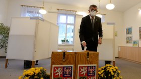 Premiér Andrej Babiš odevzdal v Průhonicích u Prahy svůj hlas v krajských volbách (2. 10. 2020)