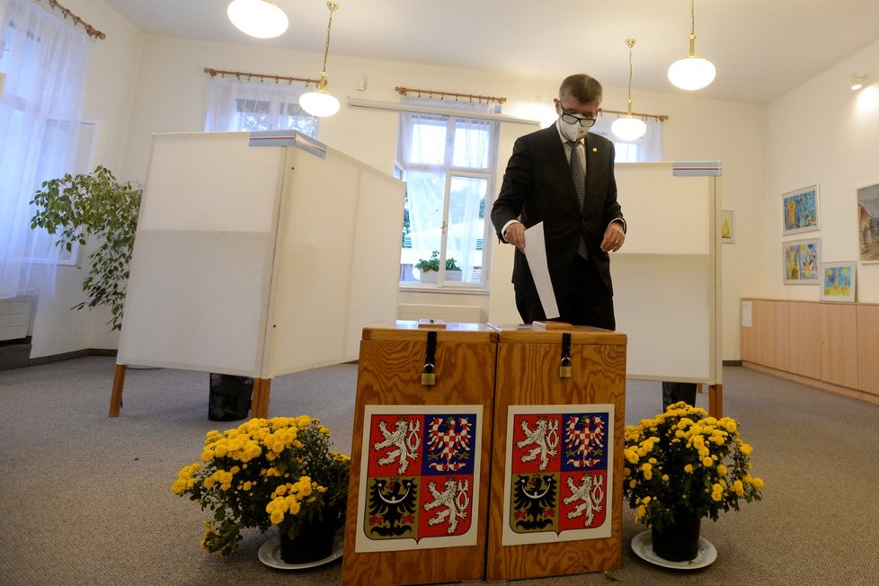 Premiér Andrej Babiš odevzdal v Průhonicích u Prahy svůj hlas v krajských volbách (2. 10. 2020)