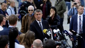 Andrej Babiš zamířil kvůli vládní krizi za prezidentem Milošem Zemanem. Prezident prý demisi premiéra přijme