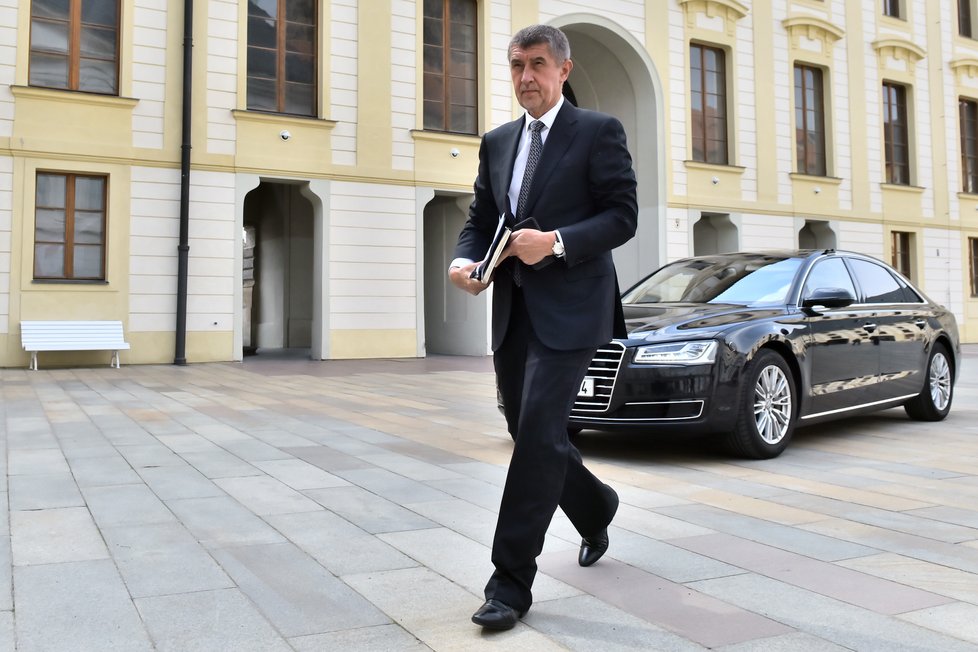 Andrej Babiš zamířil kvůli vládní krizi za prezidentem Milošem Zemanem. Prezident prý demisi premiéra přijme