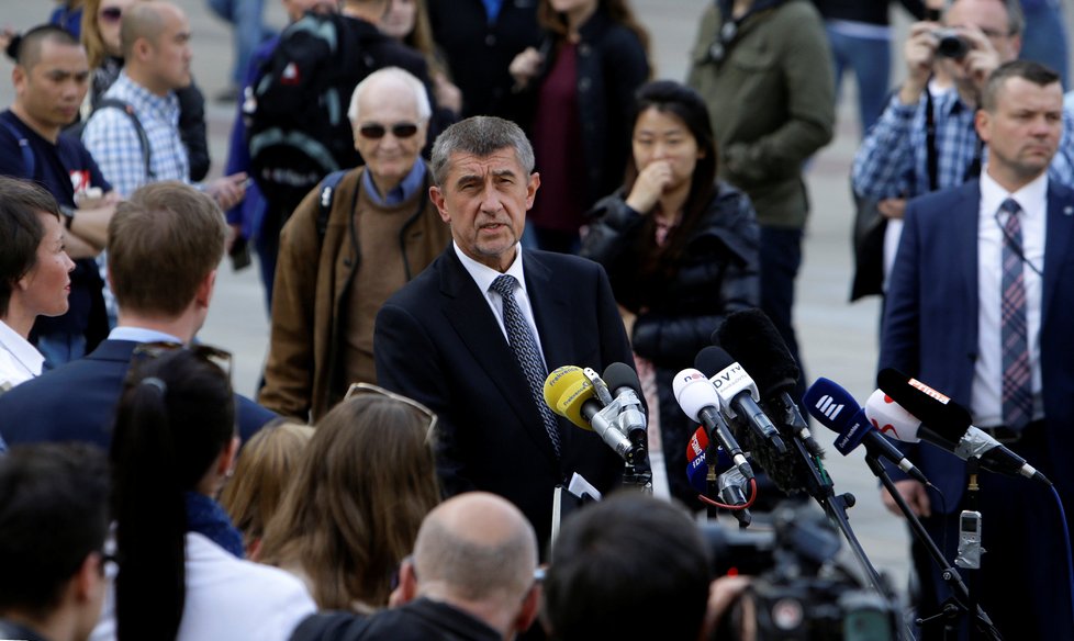 Andrej Babiš zamířil kvůli vládní krizi za prezidentem Milošem Zemanem. Prezident prý demisi premiéra přijme.