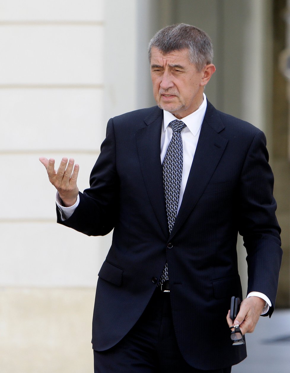 Andrej Babiš zamířil kvůli vládní krizi za prezidentem Milošem Zemanem. Prezident prý demisi premiéra přijme.