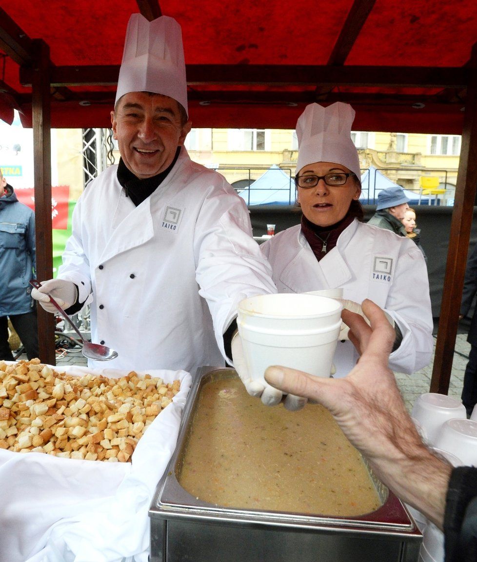 Babiš a Krnáčová nalévali polévku o sto šest - byl o ni totiž velký zájem!