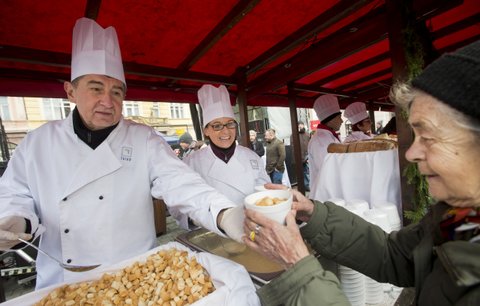 Rybí polévku od Babiše a Krnáčové chtěl kdekdo: Stála se i fronta!